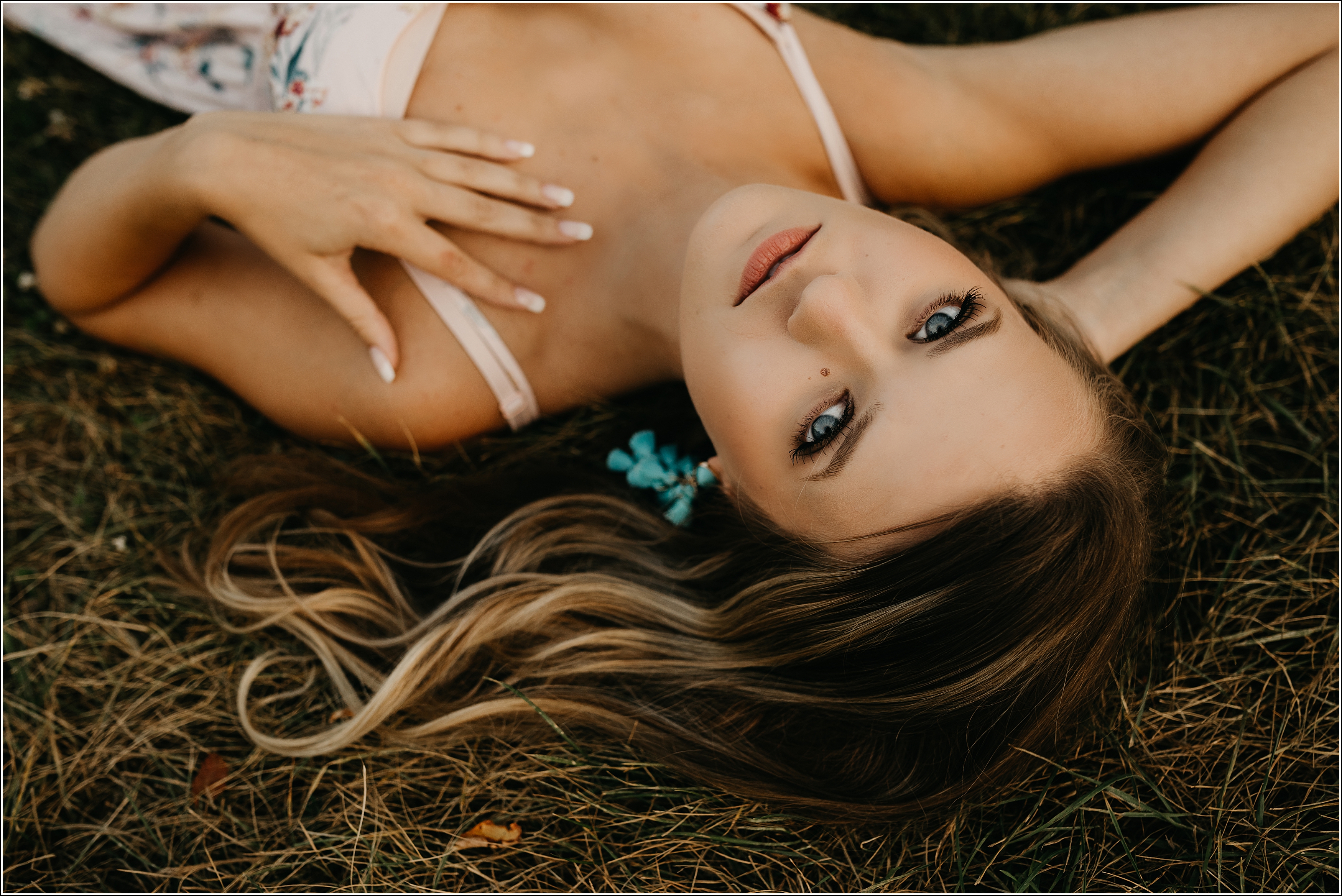 senior photographer la crosse wi senior photography laying in the grass looking at the camera